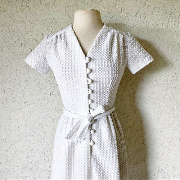 1960’s White Squiggle Pattern Dress | Vintage - Picture 3 of 10